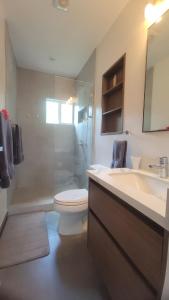 Bilik mandi di Condo Popeye - Cute condo in the heart of Tama! +7 gambar