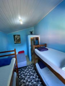 a room with two bunk beds and a hallway at Casa de férias em trindade paraty in Paraty