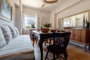 Χώρος καθιστικού στο ÆTHRA country 3-floor slim Home by New Era