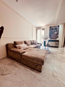 卡萨布兰卡Central Maarif Studio的一间客厅,客厅内配有棕色沙发