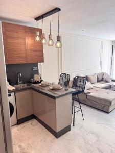 Una cocina y una sala de estar con un sofá. en Central Maarif Studio, en Casablanca