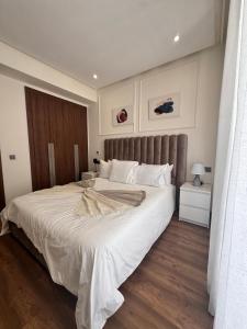 Un dormitorio con una cama grande con sábanas blancas. en Central Maarif Studio, en Casablanca