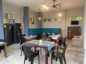 Un restaurante con mesas y sillas en una sala. en Terraza Del Sol, en Coveñitas