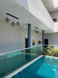 Una piscina cubierta con azulejos azules en una casa. en Terraza Del Sol, en Coveñitas 16 fotos más