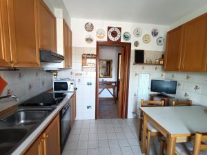 Kuchyň nebo kuchyňský kout v ubytování Lily Rose House