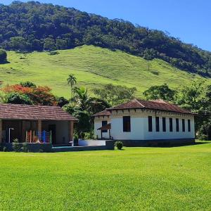 Duas BarrasにあるFazenda Santa Cruzの背景の高台のある畑の家