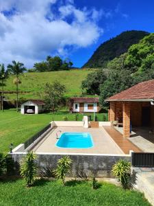 Duas BarrasにあるFazenda Santa Cruzの庭の真ん中にあるプール