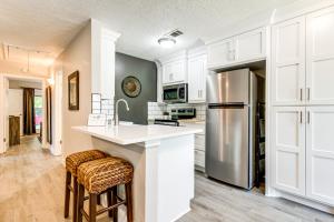 Dapur atau dapur kecil di 2 Mi to Texas AandM Pet-Friendly Duplex with Yard!