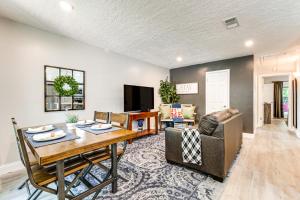 Televisyen dan/atau pusat hiburan di 2 Mi to Texas AandM Pet-Friendly Duplex with Yard!