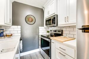 Dapur atau dapur kecil di 2 Mi to Texas AandM Pet-Friendly Duplex with Yard!