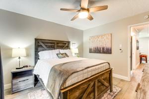 Katil atau katil-katil dalam bilik di 2 Mi to Texas AandM Pet-Friendly Duplex with Yard!