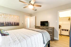 Katil atau katil-katil dalam bilik di 2 Mi to Texas AandM Pet-Friendly Duplex with Yard!