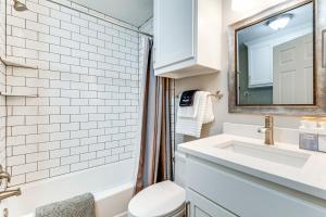 Bilik mandi di 2 Mi to Texas AandM Pet-Friendly Duplex with Yard!