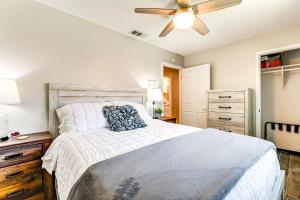Katil atau katil-katil dalam bilik di 2 Mi to Texas AandM Pet-Friendly Duplex with Yard!
