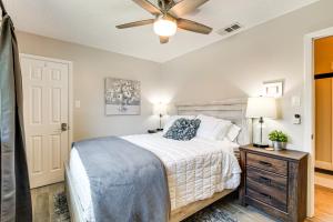 Katil atau katil-katil dalam bilik di 2 Mi to Texas AandM Pet-Friendly Duplex with Yard!