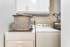 Dapur atau dapur kecil di 2 Mi to Texas AandM Pet-Friendly Duplex with Yard!