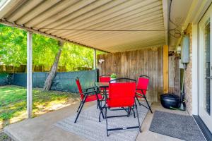 Taman di luar 2 Mi to Texas AandM Pet-Friendly Duplex with Yard!