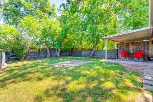 Taman di luar 2 Mi to Texas AandM Pet-Friendly Duplex with Yard!