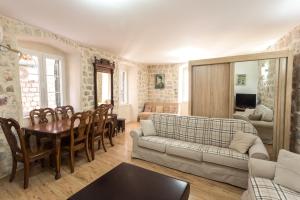 ein Wohnzimmer mit einem Sofa und einem Tisch in der Unterkunft Neda Apartment in Kotor