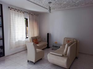 モンテリアにあるHabitación monteria excelente ubicaciónのリビングルーム(椅子2脚、ソファ付)