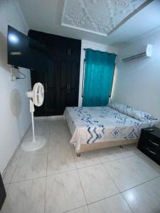 モンテリアにあるHabitación monteria excelente ubicaciónのベッドルーム1室(ベッド1台、ファン付)