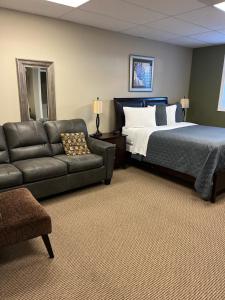 una habitación de hotel con una cama y un sofá en Riverview Suites, en Clarenville