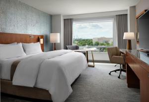 Postel nebo postele na pokoji v ubytování The Westin Austin at The Domain