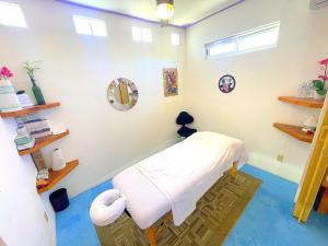 a hospital room with a bed and a mirror at Palapas Ventana in La Ventana