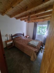 a bedroom with a bed and a window at La esmeralda verde in Villa Ventana