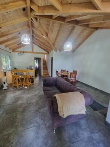 a living room with a couch and a table at La esmeralda verde in Villa Ventana