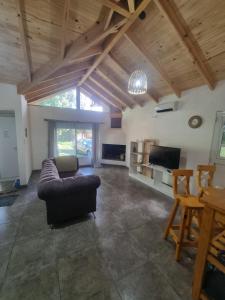 a large living room with a couch and a table at La esmeralda verde in Villa Ventana