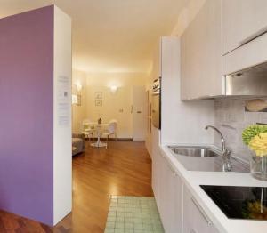 een keuken met een wastafel en een tafel in een kamer bij Central Apartment in Salerno