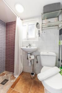 un baño con inodoro y lavabo en Charming Seaside Escape in Picturesque Cudillero, en Cudillero 18 fotos más