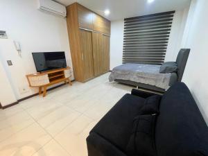 TV a/nebo společenská místnost v ubytování MONOAMBIENTES RESIDENCIALES en TARIJA