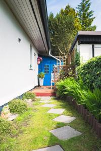 a walkway leading to a house with a blue door at Kleine Mariken in Zingst