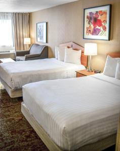 Postel nebo postele na pokoji v ubytování Crystal Inn Hotel & Suites - Midvalley