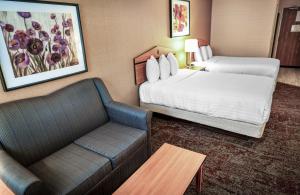 Postel nebo postele na pokoji v ubytování Crystal Inn Hotel & Suites - Midvalley