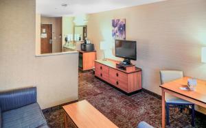 TV a/nebo společenská místnost v ubytování Crystal Inn Hotel & Suites - Midvalley