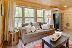 Posezení v ubytování Fish and Hike Cabin Hideaway with Deck in Alabama