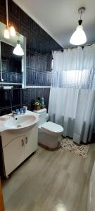 Un baño con bañera, lavabo e inodoro. en Cabañas Bell Terra Ville, en Puerto Natales 68 fotos más