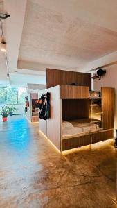 Una habitación con una litera con una vaca encima. en Don Hostel, en Villavicencio