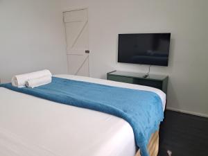 Μια τηλεόραση ή/και κέντρο ψυχαγωγίας στο Kingsworth Bed and Breakfast