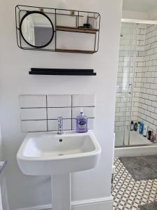 Ένα μπάνιο στο Spacious Luxury Room for working Professionals