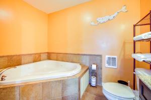 Ένα μπάνιο στο 8 Blocks to Beach BBQ-Ready North Cape May Home! +23 φωτογραφίες