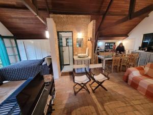 a living room with a couch and a table with chairs at Chalé do Lopo in Extrema