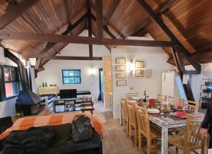 a living room with a table and a dining room at Chalé do Lopo in Extrema