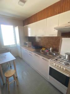 Kuchyň nebo kuchyňský kout v ubytování Gdynia Mieszkanie z Biurem