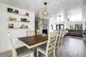 Gallery image of Cheerful home ready for your island getaway ON Mackle Park! 3 BED- 5 STARS! in Marco Island