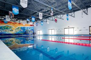 a large swimming pool with a painting on the wall at Hotel Guiant in Santa María del Río