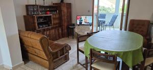 ein Wohnzimmer mit Tisch und Stühlen in der Unterkunft Apartments by the sea Mirca, Brac - 5655 in Mirce